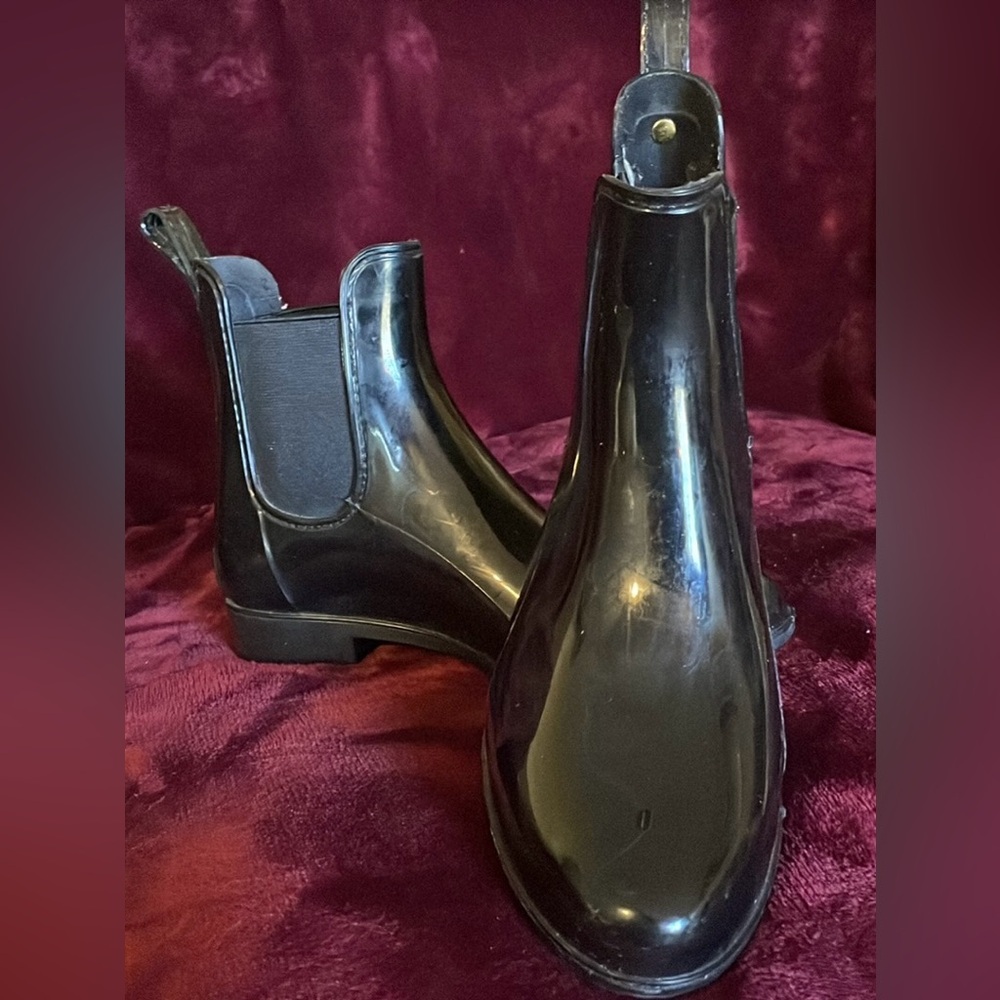 Sam Edelman sz 5 black boots - stretch sides w/ 1” heel in excellent condition